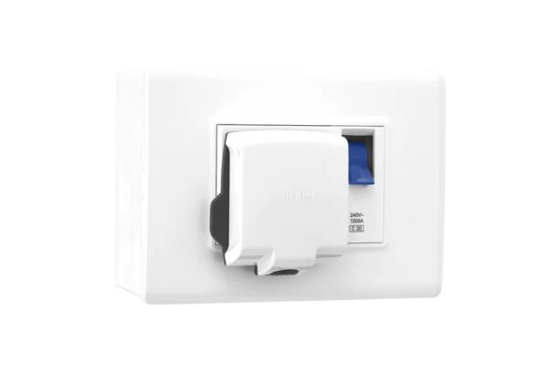 lg-681127-web-r_nxyo9ueavfiobvw9.jpg Allzy Power Unit with 20A SP MCB & 16A Plug-3 Module-White | Legrand